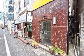 麹町駅前商業ビルのエントランス