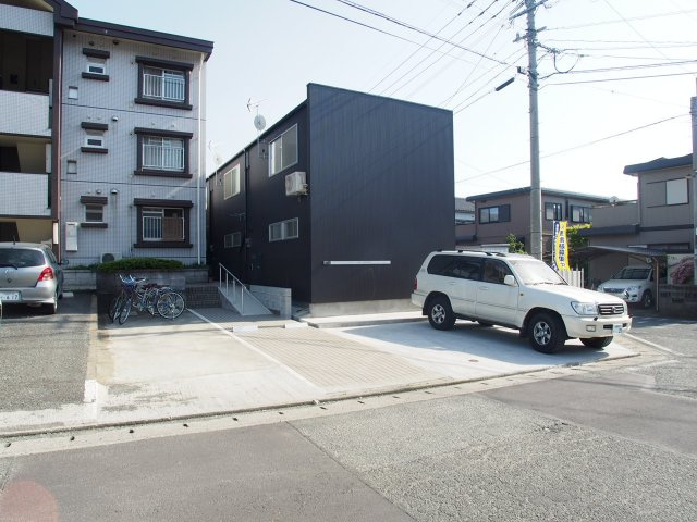 レガロスクエアーの駐車場|カースペースがあります