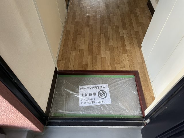 栄ハイツの玄関