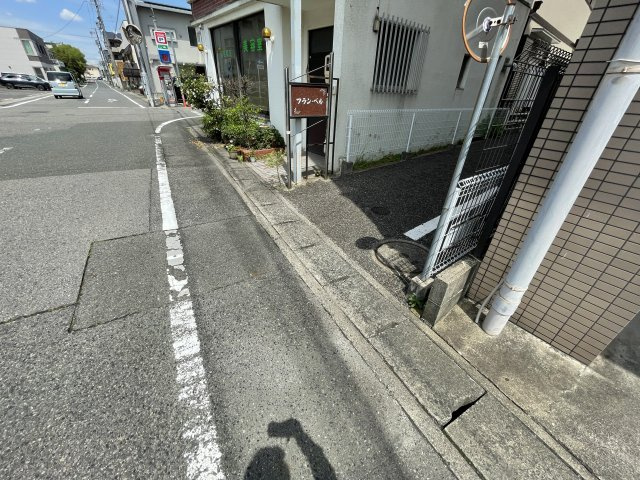 フラン・ベルの周辺