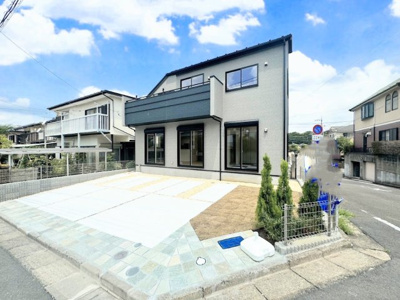 【前面道路含む現地写真】 | ◇◆上山三丁目新築◆◇ | ◆ゆったりとした駐車スペースを確保いたしましたので、お車3台駐車できます。自転車やバイクなど、ゆとりのある敷地で置き場所に困ることはないでしょう。