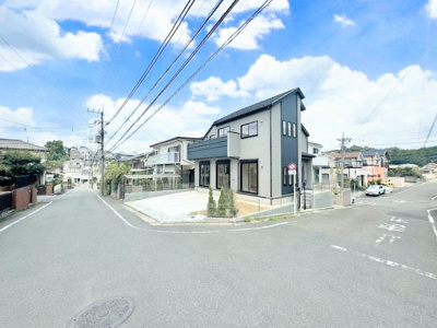 【前面道路含む現地写真】 | ◇◆上山三丁目新築◆◇ | ◆前面道路も幅員があり車の運転も安心！前面道路は閑静な住宅地。車通りの少ない道路です。お子様にも安心です。