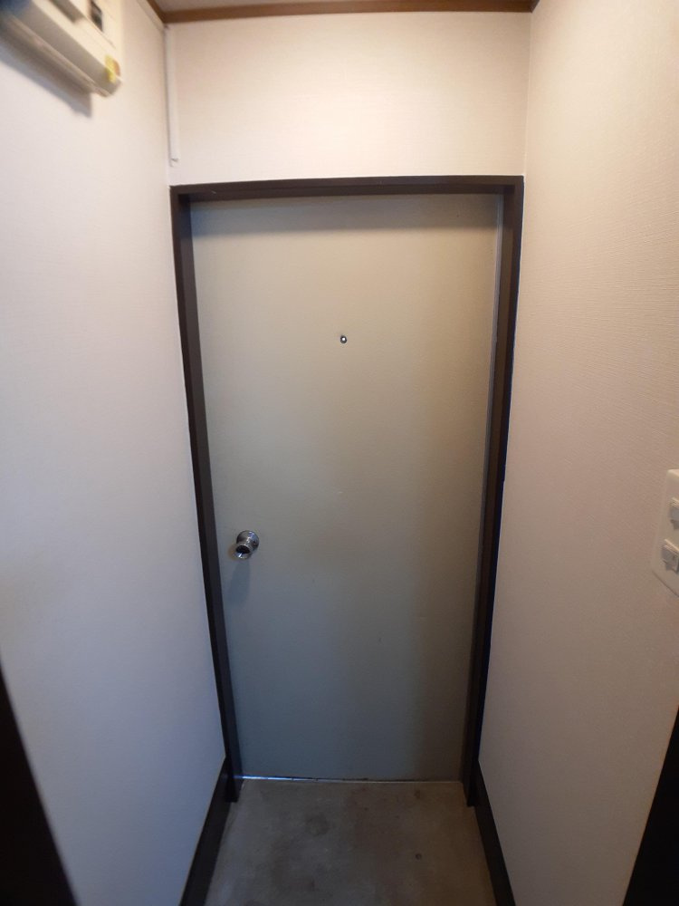 天本アパートの玄関