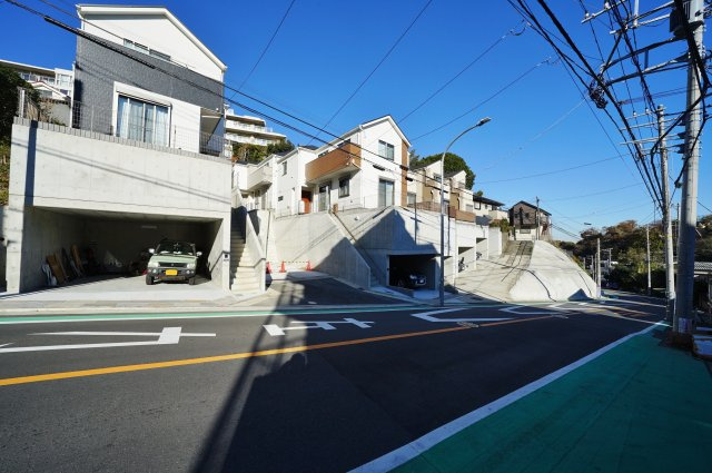 【横浜市保土ケ谷区桜ケ丘2丁目45-22全4棟新築戸建て】★仲介手数料無料★（桜台小学校・岩崎中学校）の前面道路含む現地写真