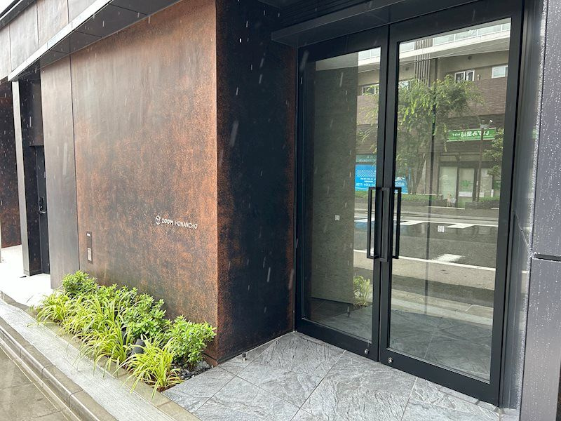 ZOOM方南町のエントランス