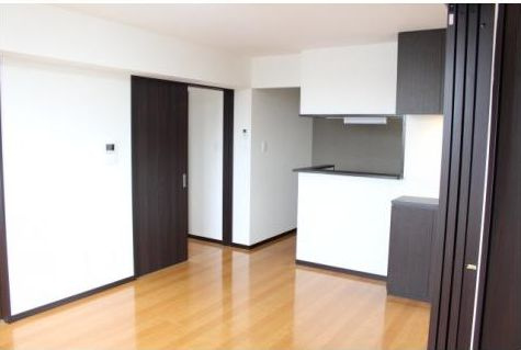 都城市下川東１丁目のビルの居間・リビング