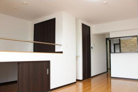 都城市下川東１丁目のビルの居間・リビング