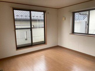 【洋室】 | 埼玉県さいたま市大宮区戸建 | 2階にある、クローゼット付きのスタンダードな洋室です。