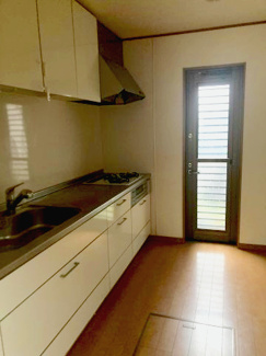 【キッチン】 | 埼玉県さいたま市大宮区戸建 | ワイドタイプのシステムキッチン・勝手口付き！