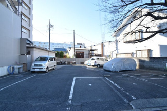 【駐車場】 | マンションの駐車場スペース。空きの有無や駐車料金、サイズ規定などについては、改めてお問い合わせください。～即日のご見学可能～　お問合せはお気軽にどうぞ。
