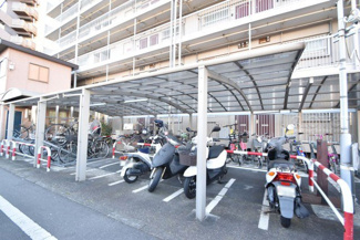 【駐車場】 | バイク置き場。空き区画の有無や駐輪料金、サイズおよび排気量規定などについては、改めてお問い合わせください。～即日のご見学可能～　お問合せはお気軽にどうぞ。