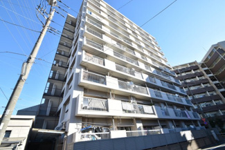 【外観】 | 手入れの行き届いた外壁やエントランスなど、「見ればわかる」レベルで清潔感を保ったマンションです。築年数を感じさせない姿で皆様をお出迎えします。～即日のご見学可能～　お問合せはお気軽にどうぞ。