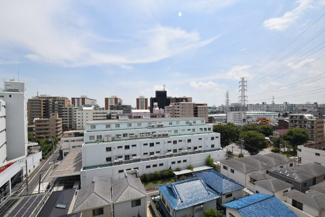 【展望】 | 眼前に広がる空の雄大さと、このお部屋の自慢の一つである「眺望」をご覧ください。毎日、この景色を独り占めできる新生活に夢が広がります。～即日のご見学可能～　お問合せはお気軽にどうぞ。
