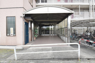 【エントランス】 | オートロックを備えた、マンションのエントランス。やはりセキュリティの観点は欠かすことができません。皆様を“安全”に送り出し、出迎えてくれます。～即日のご見学可能～　お問合せはお気軽にどうぞ。