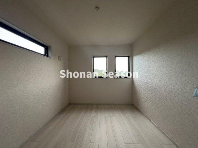 【洋室】 | ２面採光の室内は、たっぷり採光が降り注ぎプライベート空間も明るく快適♪