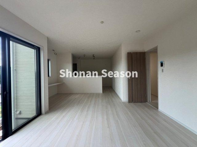 【居間・リビング】 | 子育てや家事と多目的に使えて便利な畳敷洋室がリビングに隣接しております。