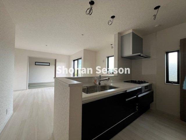 【キッチン】 | リビングから居室まで見渡せる開放感溢れる人気の対面式♪遊んでいるお子様を見守りながら家事ができる安心設計です。