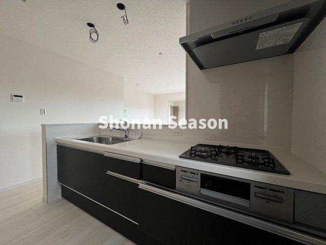 【キッチン】 | 同時に複数調理ができる「３口コンロ」、レパートリー広がる「グリル」が搭載したシステムキッチン♪