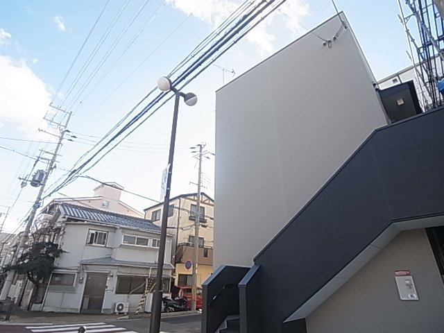 神戸市長田区真野町のアパートのエントランス