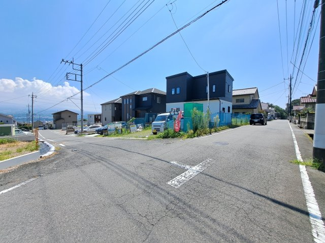 新築　渋川市石原　A号棟の前面道路含む現地写真|現地写真　北側接道幅員約5ｍ　西側接道幅員約5.2ｍ