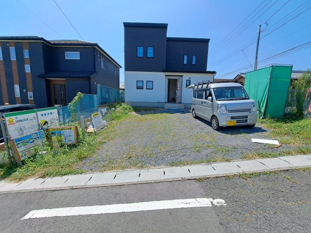 新築　渋川市石原　A号棟の駐車場|現地写真　駐車スペースは建物北側に3台分可能です！