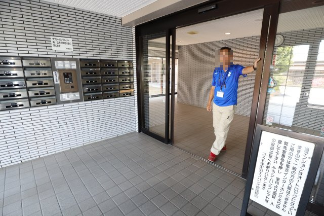 コスモ津田沼エスパシオのエントランス|オートロック　管理人室（管理人さんは丁寧で優しそうな方です。）
