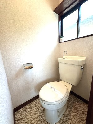 【トイレ】 | 富士ハイム | 人気のバストイレ別です♪窓のあるトイレで換気もOK☆嫌なニオイがこもりません♪トイレが独立していると使いやすいですよね☆