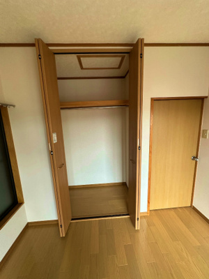 【収納】 | 富士ハイム | 洋室4帖のお部屋にあるクローゼットです♪お洋服もしわにならず、キレイに収納できます☆