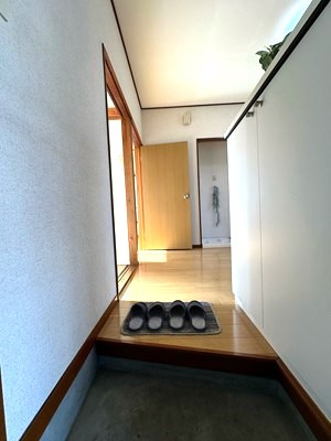 【玄関】 | 富士ハイム | 玄関から室内への景観です！入ってすぐにダイニングキッチンがあります♪