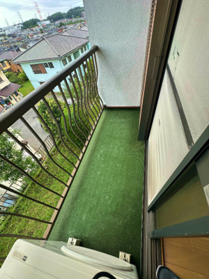 【バルコニー】 | 富士ハイム | バルコニーは南西向きなので、お洗濯物はお昼からでも乾きそう♪気分転換をするにも最適です☆