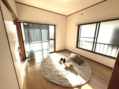 【洋室】 | 富士ハイム | 南西向き洋室4帖☆バルコニーに繋がる角部屋二面採光のお部屋です！ベッドを置いて寝室にするのもオススメです☆