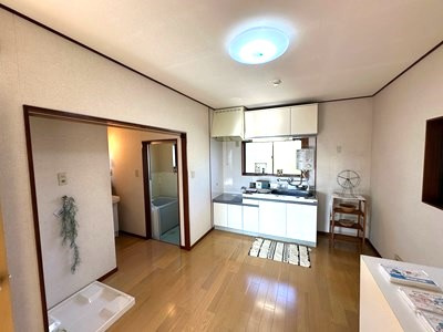 【居間・リビング】 | 富士ハイム | ダイニングキッチン6.7帖☆角部屋三面採光のお部屋です♪椅子とテーブルを囲んで家族団欒の時間を過ごせます♪