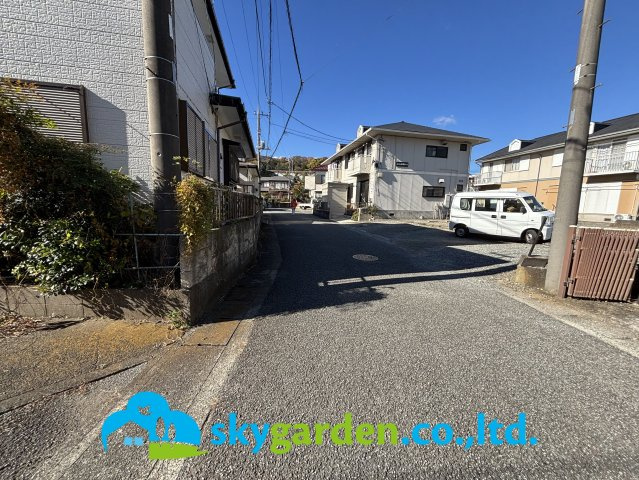 伊勢原市坪ノ内　中古戸建の前面道路含む現地写真