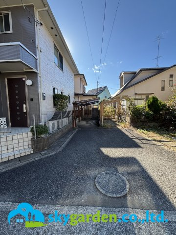 伊勢原市坪ノ内　中古戸建の前面道路含む現地写真