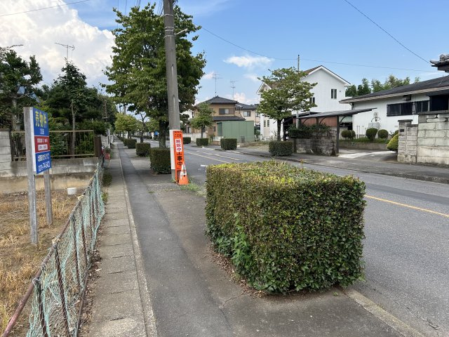 西高根町　売地の前面道路含む現地写真