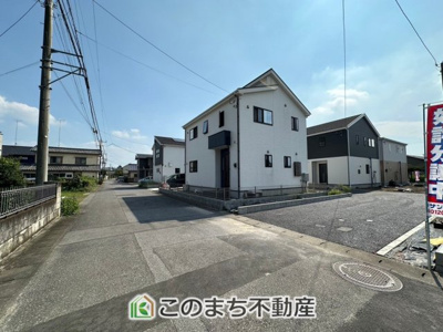 【前面道路含む現地写真】 | Cradlegarden栃木市西方町金崎第1 | 前面道路は広々としてます！運転が苦手な方でもお車の出し入れ簡単で安心です☆
