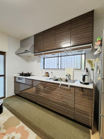 村野東町　中古一戸建てのキッチン|システムキッチン　収納豊富■物件内覧・資金計画相談・住宅ローン相談、リフォーム相談、お問合せ受付中■
※当日・翌日のご内覧、ご相談はお電話でのお問合せがスムーズです！