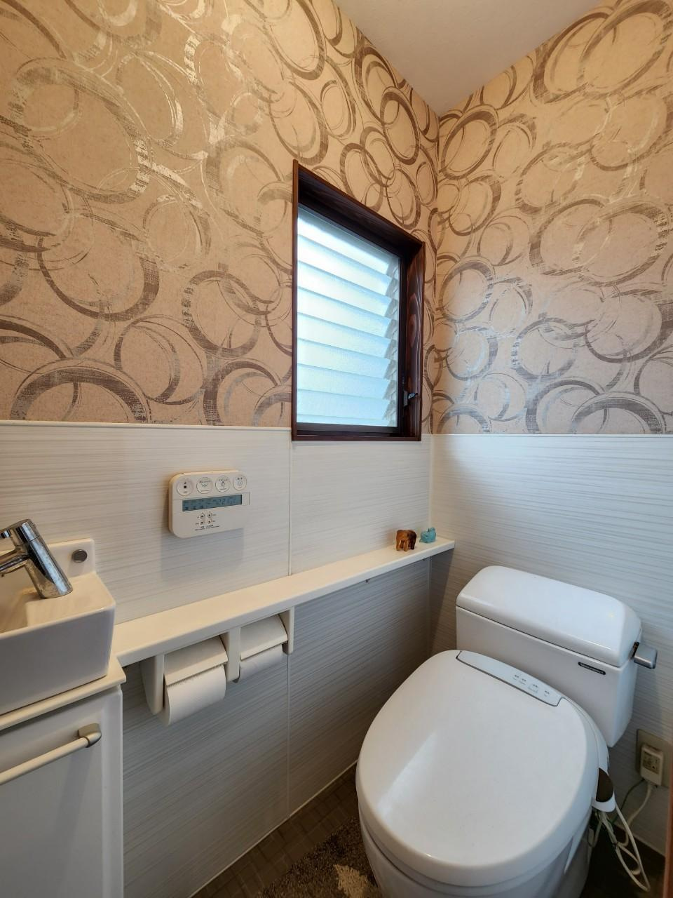 村野東町　中古一戸建てのトイレ|トイレ　温水洗浄便座　カウンター付き■物件内覧・資金計画相談・住宅ローン相談、リフォーム相談、お問合せ受付中■
※当日・翌日のご内覧、ご相談はお電話でのお問合せがスムーズです！