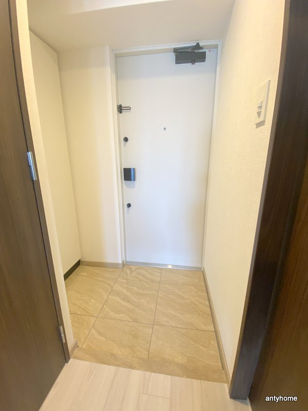 ズーノクルーズ江坂　仲介手数料無料の玄関