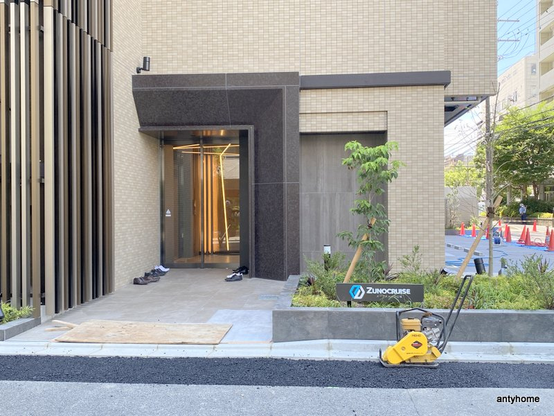 ズーノクルーズ江坂　仲介手数料無料のエントランス