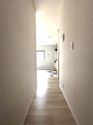 【玄関】 | ガーデン平尾PAT1 | 玄関から室内への景観です！玄関を入るとすぐにリビングダイニングキッチンがあります☆