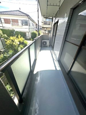 【バルコニー】 | ガーデン平尾PAT1 | バルコニーは南向きで陽当たり良好！お洗濯物はお昼からでも乾きそう☆2部屋から出入りできるのでお洗濯物の出し入れに便利♪