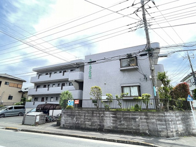 【外観】 | ガーデン平尾PAT1 | 「新百合ヶ丘」駅にアクセス可能な最寄りバス停まで徒歩2分！スーパーやコンビニが近くて便利な立地の3階建てマンションです♪