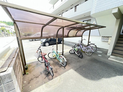 【その他共用部分】 | ガーデン平尾PAT1 | 屋根付きの駐輪場で雨が降っても大切な自転車が濡れなくてすみますね♪駅まで自転車もおすすめです！
