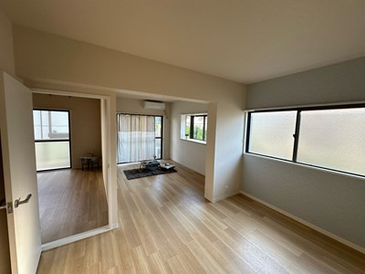 【居間・リビング】 | ガーデン平尾PAT1 | 南向きリビングダイニングキッチン14帖☆バルコニーに繋がる角部屋二面採光のお部屋は陽当たり良好です♪エアコン付きで1年中快適に過ごせますね☆