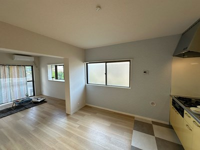 【居間・リビング】 | ガーデン平尾PAT1 | 南向きリビングダイニングキッチン14帖☆広めのキッチンスペースでお料理もスムーズ♪出窓には小物を置いたりして楽しめます☆