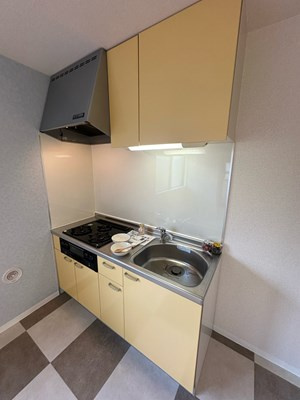 【キッチン】 | ガーデン平尾PAT1 | 換気のできる窓のあるキッチンです☆場所を取るお鍋やお皿もすっきり収納できます！