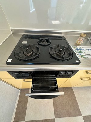 【キッチン】 | ガーデン平尾PAT1 | 3口ガスコンロ/グリル付きシステムキッチンです！3口コンロは複数の調理を同時にできるので時短にもGOOD☆