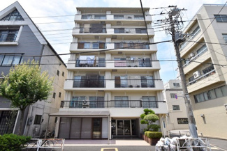 【外観】 | 手入れの行き届いた外壁やエントランスなど、「見ればわかる」レベルで清潔感を保ったマンションです。築年数を感じさせない姿で皆様をお出迎えします。～即日のご見学可能～　お問合せはお気軽にどうぞ。