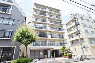 【外観】 | 青空によく映える建物です。手入れの行き届いた外壁やマンション正面エントランスなど、綺麗な姿をぜひ一度、現地にてご覧ください。～即日のご見学可能～　お問合せはお気軽にどうぞ。